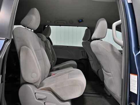 Used 2017 Toyota Sienna LE FWD image 22