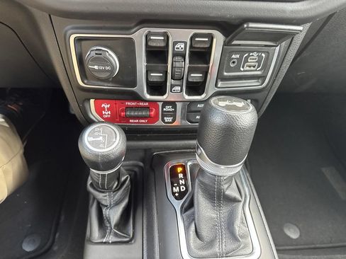 Used 2025 Jeep Wrangler Unlimited Rubicon AWD/4WD image 34