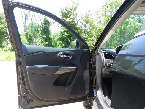 Used 2020 Jeep Cherokee Limited AWD/4WD image 9