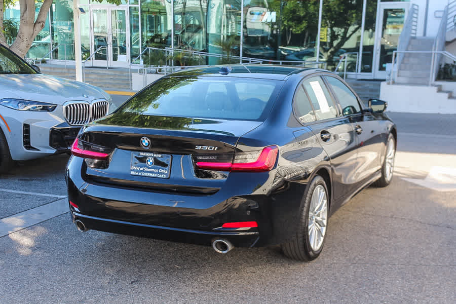 Used 2023 BMW 330i Sedan w/ Convenience Package RWD image 5