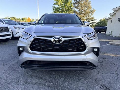 Used 2021 Toyota Highlander XLE FWD image 2