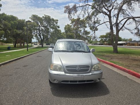 Used 2005 Kia Sedona LX w/ Value Pkg image 2