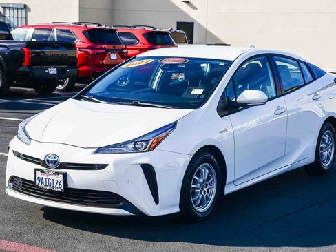 Certified 2022 Toyota Prius LE image 3