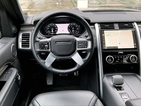 Used 2024 Land Rover Discovery Metropolitan Edition image 4