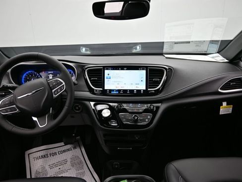 New 2026 Chrysler Pacifica Select image 14