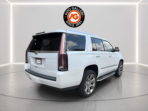 Used 2017 Cadillac Escalade Luxury AWD/4WD image 7