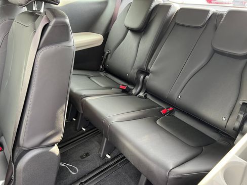 Used 2023 Kia Carnival LX FWD image 19
