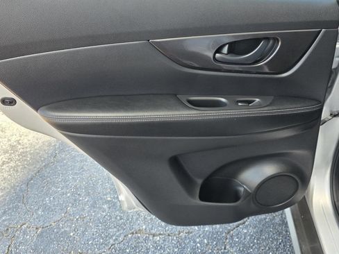 Used 2020 Nissan Rogue S FWD image 27