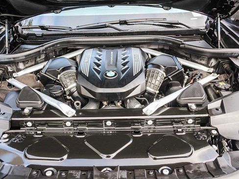 Used 2022 BMW X7 M50i w/ Dynamic Handling Package image 25