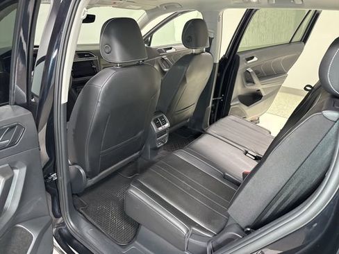 Used 2023 Volkswagen Tiguan SE w/ Panoramic Sunroof Package image 25