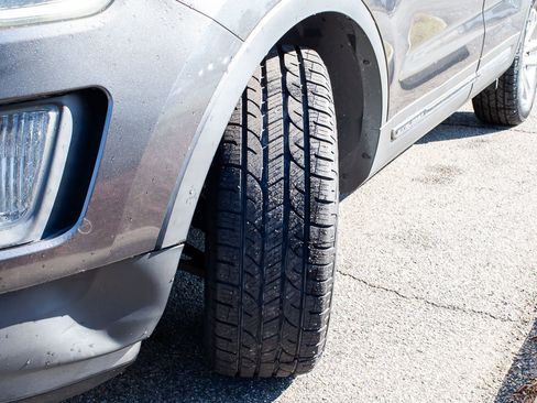 Used 2017 Ford Explorer XLT w/ Equipment Group 201A image 9