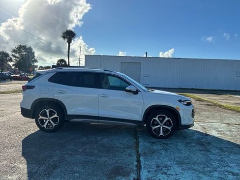 Used 2025 Volkswagen Tiguan SE AWD/4WD image 2