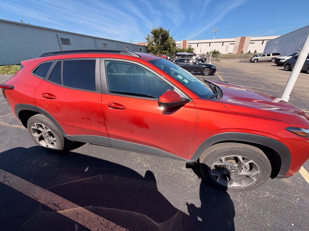 Used 2024 Chevrolet Trax LT w/ LT Convenience Package FWD image 3