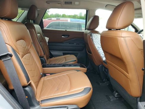 Used 2025 Nissan Pathfinder Platinum AWD/4WD image 9