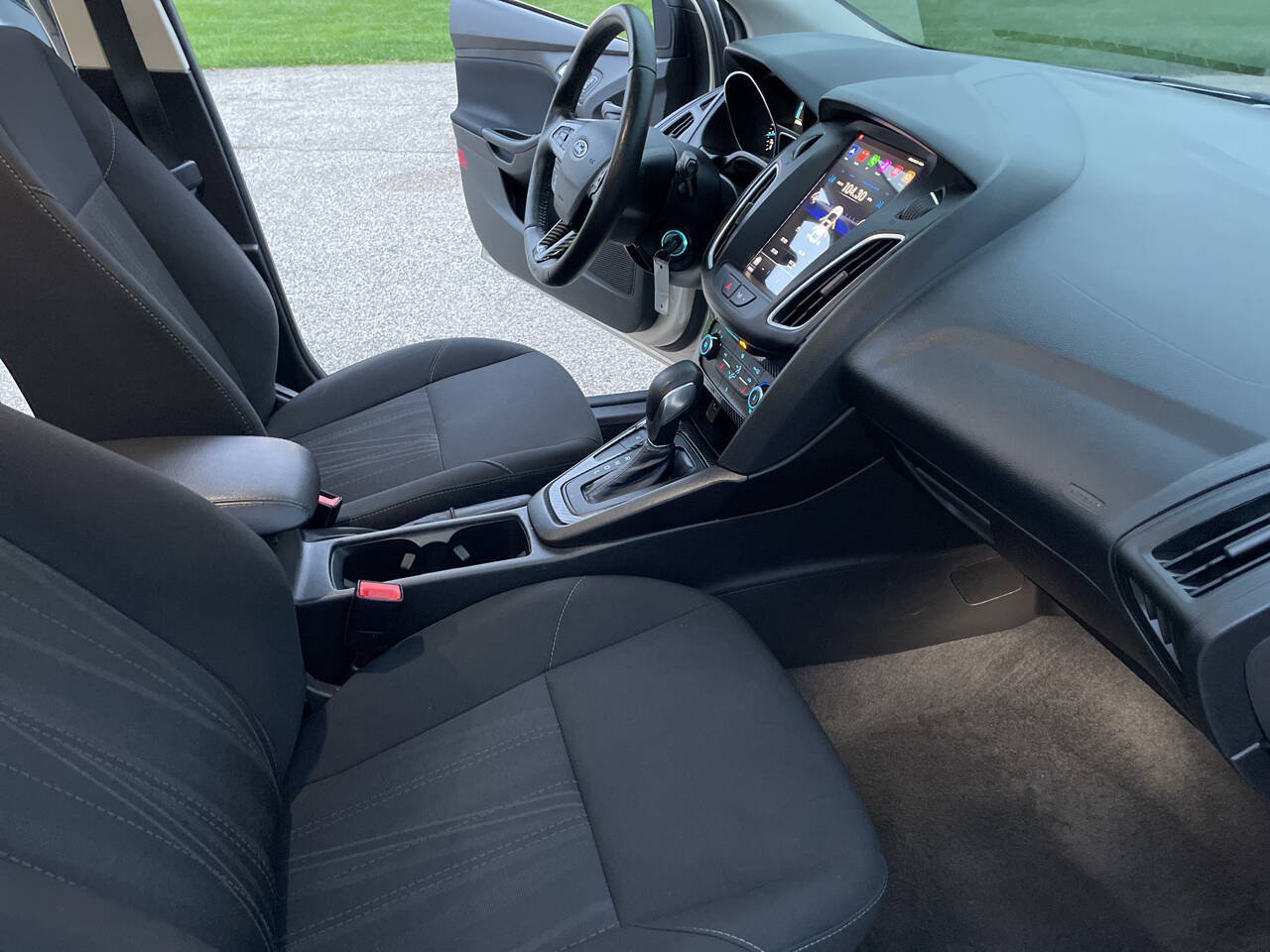Used 2018 Ford Focus SE w/ Cold Weather Package FWD image 26