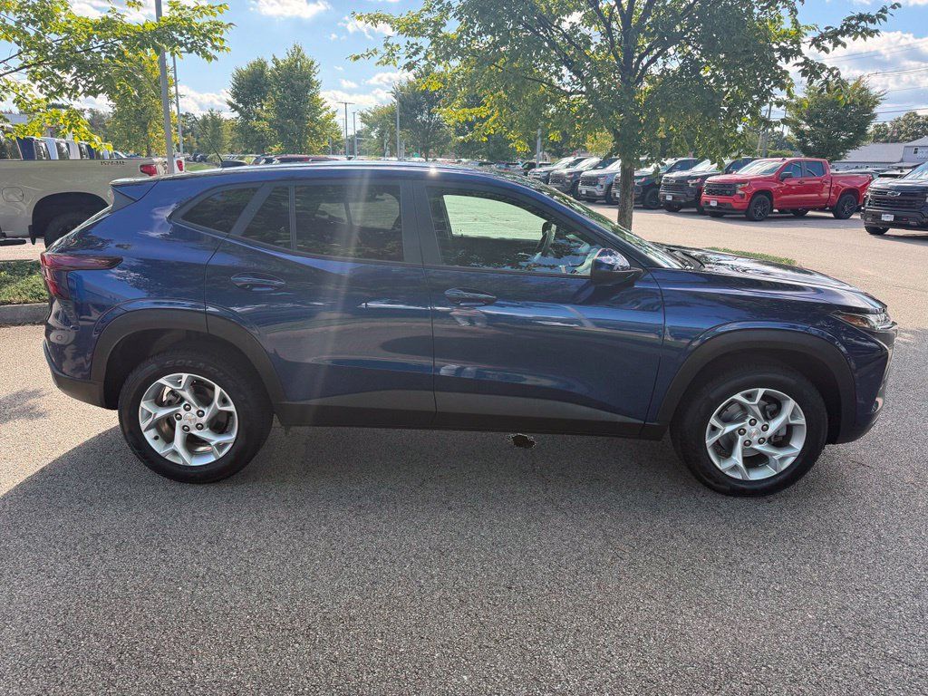 Used 2024 Chevrolet Trax LS w/ LS Convenience Package FWD image 6
