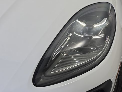 Used 2023 Porsche Macan Turbo image 31