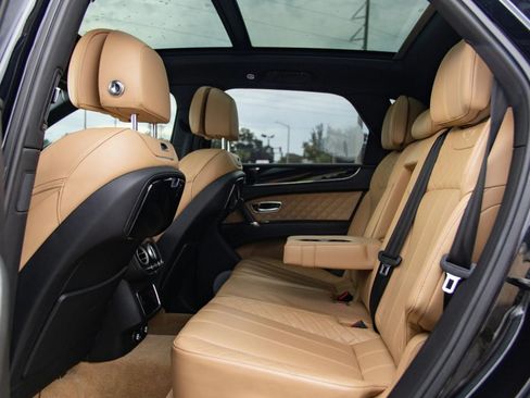 Used 2017 Bentley Bentayga AWD/4WD image 28