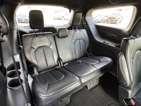 Used 2025 Chrysler Pacifica Select FWD image 28