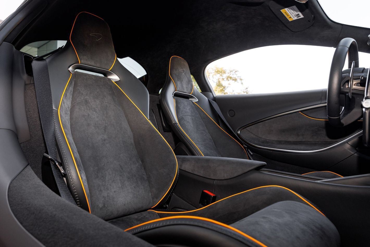 Used 2025 McLaren Artura RWD image 40