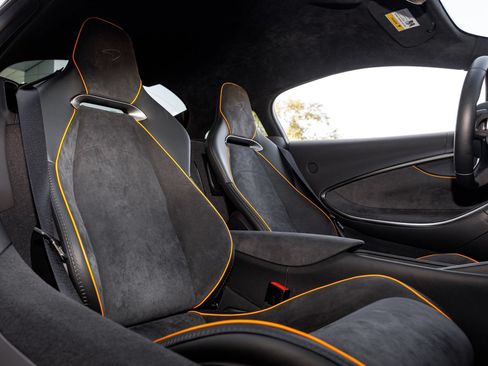 Used 2025 McLaren Artura RWD image 40