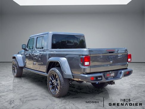 Used 2025 Jeep Gladiator Sport AWD/4WD image 2