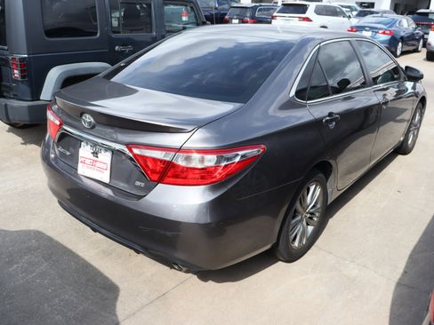 Used 2017 Toyota Camry SE image 9