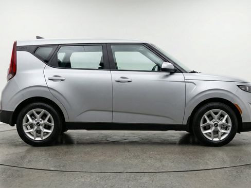 Used 2025 Kia Soul LX w/ LX Technology Package FWD image 11