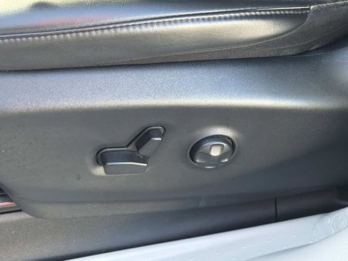 Used 2023 Chrysler Pacifica Touring-L image 19