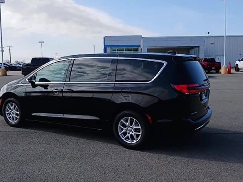 Used 2024 Chrysler Pacifica Touring-L image 6