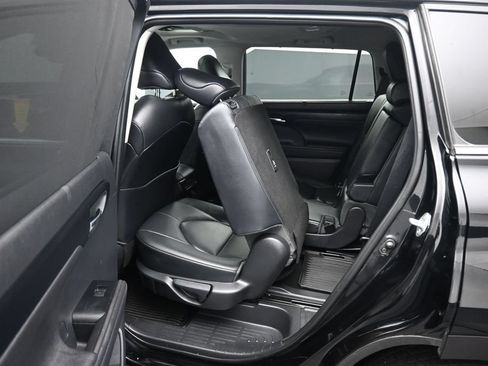 Used 2020 Toyota Highlander XLE AWD/4WD image 38