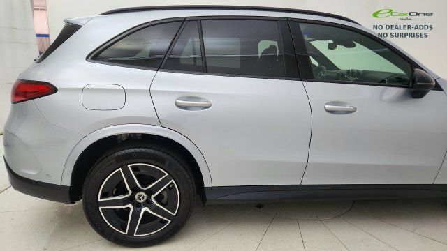 Used 2025 Mercedes-Benz GLC 300 4MATIC image 29