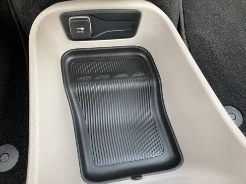 Used 2023 Chrysler Pacifica Touring-L FWD image 34