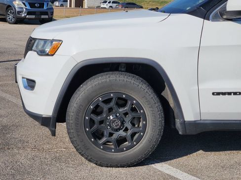 Used 2020 Jeep Grand Cherokee Laredo RWD image 4