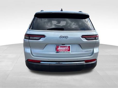 Used 2023 Jeep Grand Cherokee L Laredo RWD image 4