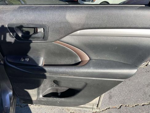 Used 2015 Toyota Highlander LE image 44