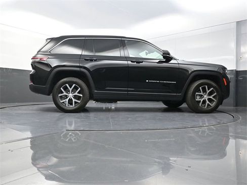 New 2025 Jeep Grand Cherokee Limited w/ Luxury Tech Group II image 24