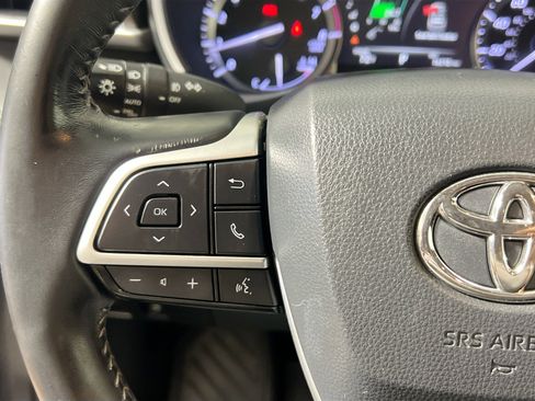 Used 2022 Toyota Highlander XLE FWD image 18