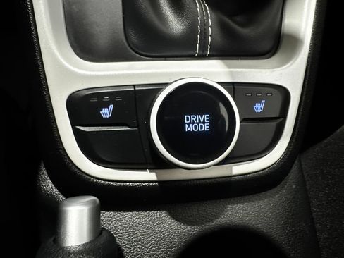 Used 2025 Hyundai Venue Limited FWD image 35