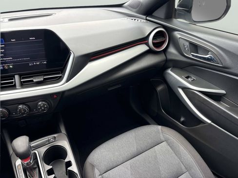 Used 2025 Chevrolet Trax RS FWD image 16