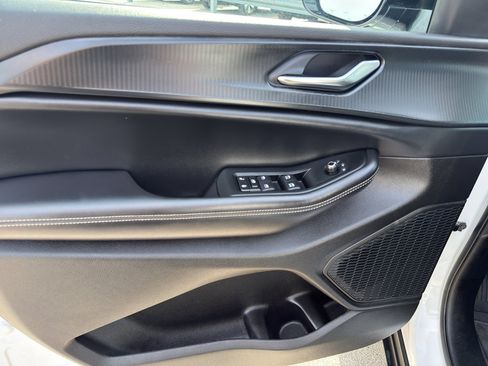 Used 2024 Jeep Grand Cherokee Altitude image 12