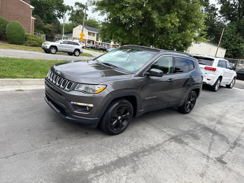 Used 2018 Jeep Compass Latitude FWD image 2
