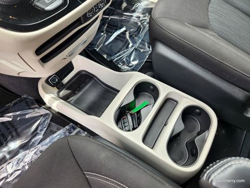 Used 2022 Chrysler Voyager LX image 34