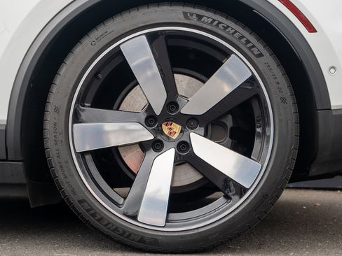 Certified 2025 Porsche Macan Electric image 13