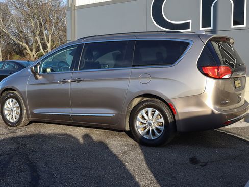 Used 2017 Chrysler Pacifica Touring-L image 6