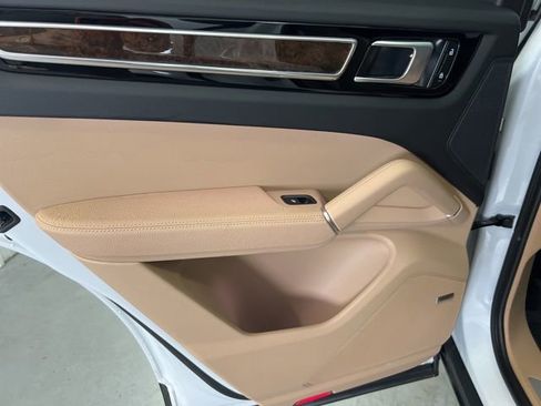 Used 2023 Porsche Cayenne Platinum Edition image 14