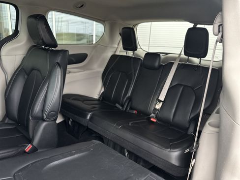 Used 2023 Chrysler Pacifica Touring-L image 20