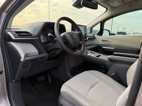 Used 2022 Toyota Sienna LE FWD image 9