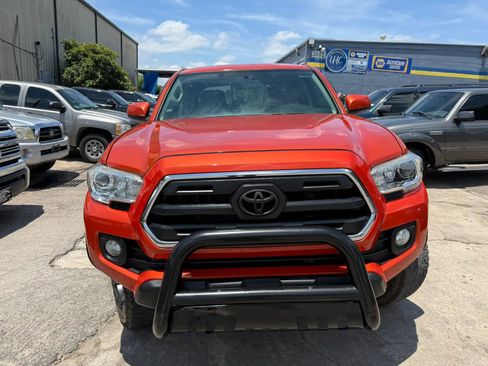Used 2017 Toyota Tacoma SR5 w/ Tow Package RWD image 2
