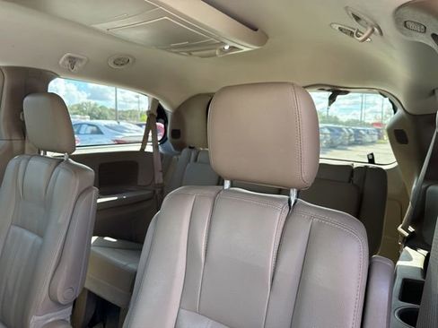 Used 2016 Chrysler Town & Country Touring image 21